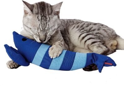 ペチオ猫キッカーのおもちゃ、お気に入りの青いエビ