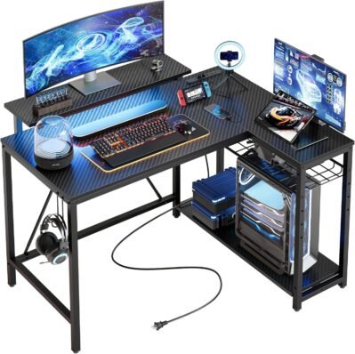 よりベストなコンピューターデスク、L字型、幅42.1インチ（107 cm）、アウトレット付きPCデスク、ゲームデスク、LEDライト、コーナーデスク、調整可能な棚の高さ、モニタースタンド、オフィスデスク、ゲーム、カーボンファイバー