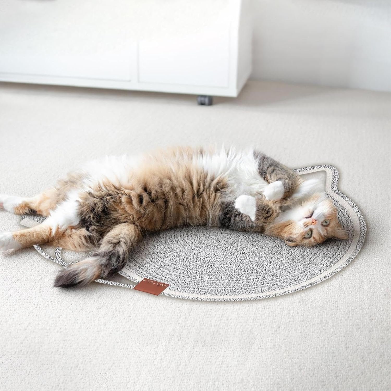 猫用スクラッチマット ラウンド型 水平設置おもちゃ付き爪とぎ | 耳フック付きキャットベッド家具保護フロアマット - 室内リビング寝室ソファカーペット隅壁ドア周りドア用 - 이미지 7