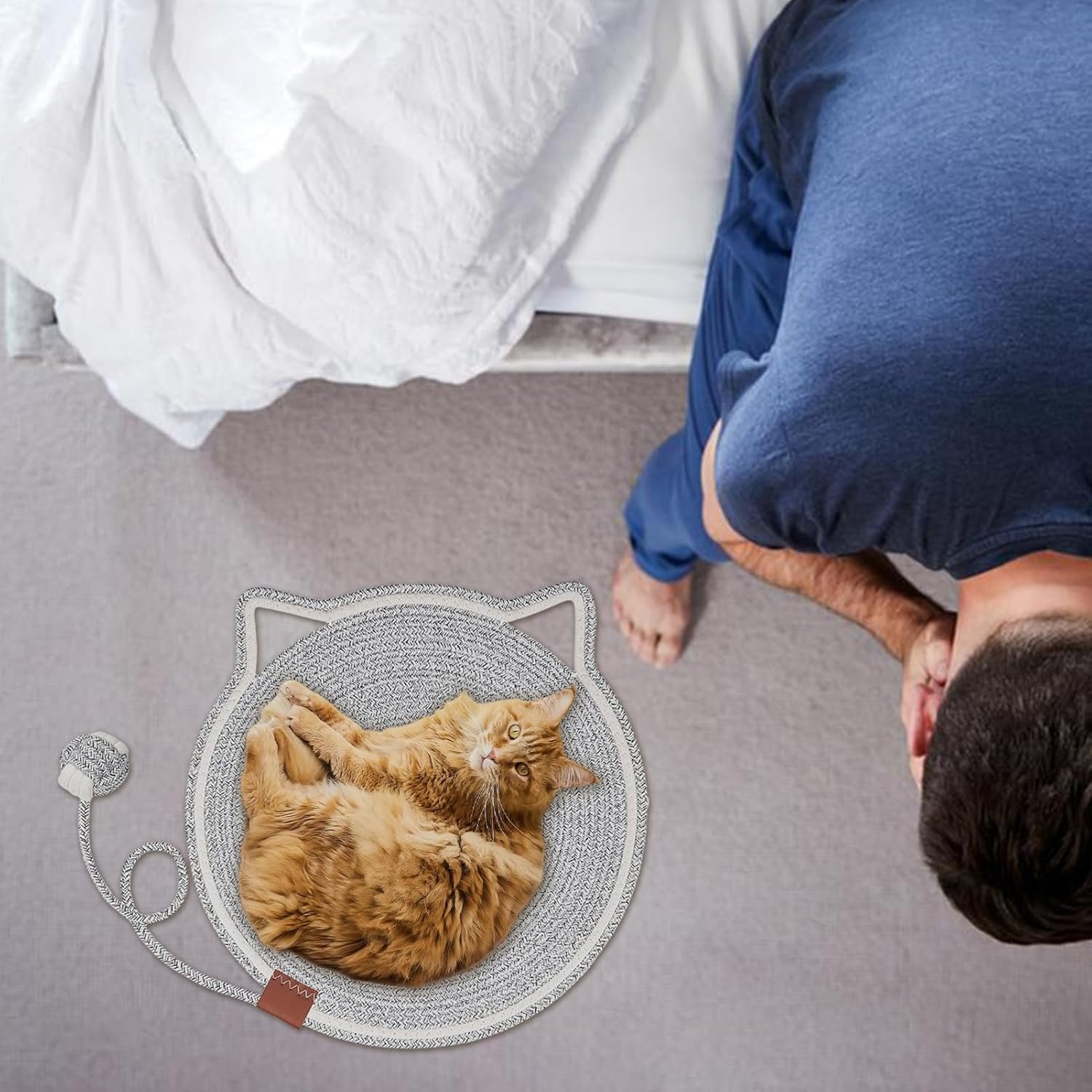 猫用スクラッチマット ラウンド型 水平設置おもちゃ付き爪とぎ | 耳フック付きキャットベッド家具保護フロアマット - 室内リビング寝室ソファカーペット隅壁ドア周りドア用 - 이미지 9