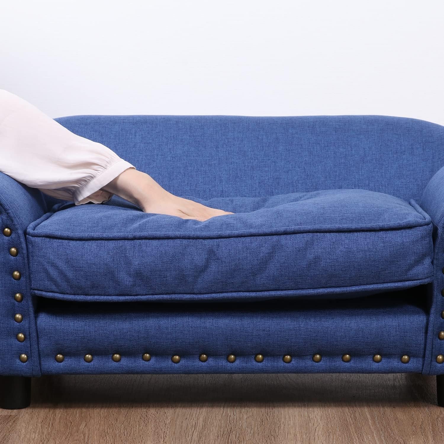 不二貿易 ペットベッド ペットソファ 幅74×奥行41×高さ32.5cm ブルー生地 チェスターフィールド風 小型犬猫用 Mサイズ 45232 - 이미지 6