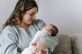 赤ちゃんの逆流を特定して治療するにはどうすればよいですか?